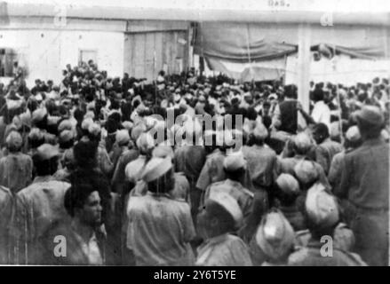 DES FOULES EN INDE ATTAQUENT LE PREMIER MINISTRE INDIEN JAWAHARLAL NEHRU LE 7 JANVIER 1962 Banque D'Images