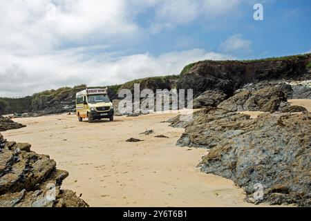 Harlyn Bay Beach, Cornwall, Angleterre, 25 juin 2024, un vendeur de crème glacée manœuvre sa camionnette sur la plage Banque D'Images