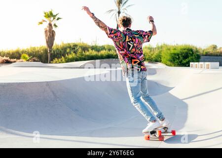 vue arrière d'un jeune skateur masculin funky Banque D'Images