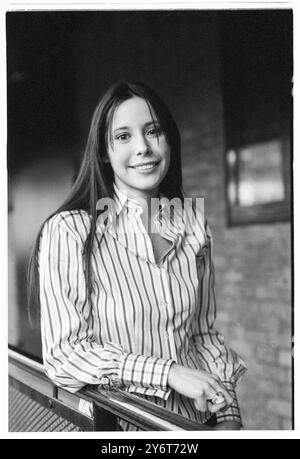 NERINA Pallot, JEUNE, ÉMISSION de télévision, 2001 : un portrait de la jeune chanteuse-compositrice Nerina Pallot apparaissant pour promouvoir son premier album 'Dear frustrated Superstar' dans l'émission de télévision musicale Pop Factory d'ITV à Porth, pays de Galles, Royaume-Uni le 1er septembre 2001. Photo : Rob Watkins. INFO : Nerina Pallot est une chanteuse-compositrice britannique connue pour sa voix émotive et ses paroles introspectives. Mêlant influences pop, folk et rock, sa musique explore les thèmes de l'amour, de la vie et de la croissance personnelle. Les chansons notables incluent Sophia et Everybody's Gone to War. Banque D'Images