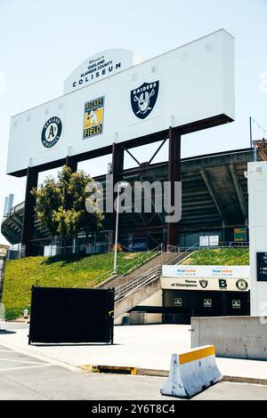 Oakland A's et Oakland Raiders signent au Oakland Alameda County Coliseum | Oakland, Californie 2019 Banque D'Images