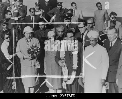 LE PRÉSIDENT SOVIÉTIQUE LEONID BREJNEV ET LE PREMIER MINISTRE INDIEN JAWAHARLAL NEHRU À NEW DELHI LE 22 DÉCEMBRE 1961 Banque D'Images