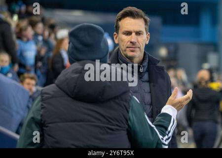 Gareth Taylor, manager du W.F.C.Manchester City, se serrant la main de Sandrine Soubeyrand, manager du Paris FC, lors du match de deuxième tour de 2e manche de l'UEFA Women's Champions League entre Manchester City et le Paris FC au joie Stadium de Manchester le jeudi 26 septembre 2024. (Photo : Mike Morese | mi News) crédit : MI News & Sport /Alamy Live News Banque D'Images