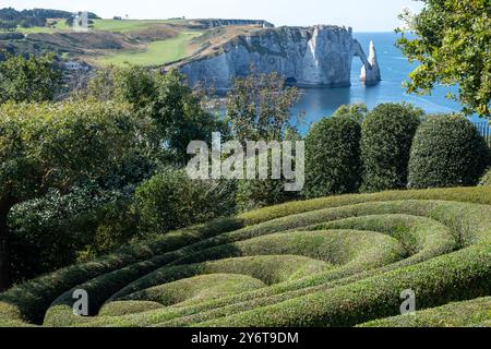 Les jardins d'Etratat, Normandie France, avec des haies topiaires bien entretenues. Situé au sommet de la falaise surplombant la formation rocheuse de la porte d'aval. Banque D'Images