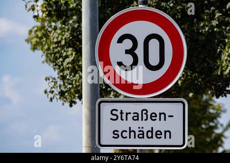 Deutschland 28. Août 2024 : Im Bild : Verkehrsschild, mit der Angabe von der Höchstgeschwindigkeit von 30 km/h, darunter ein Zusatzschild mit dem Hinweis auf Straßenschäden. Saxe-Anhalt *** Allemagne 28 août 2024 dans le panneau de signalisation, avec l'indication de la vitesse maximale de 30 km h, en dessous d'un panneau supplémentaire avec l'indication de dommages à la route Saxe Anhalt Copyright : xFotostandx/xReissx Banque D'Images