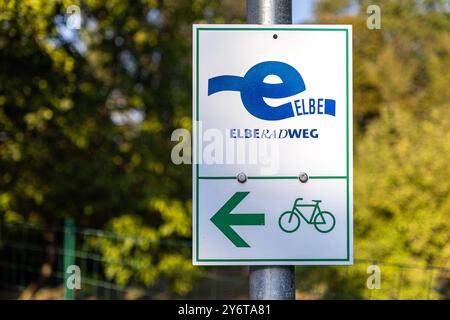 Deutschland 28. Août 2024 : Im Bild : Ein Schild, welches auf den Elberadweg hinweist, darunter ein eine Schild mit einem Richtungspfeil und einem Fahrrad. Saxe-Anhalt *** Allemagne 28 août 2024 sur l'image, un panneau indiquant la piste cyclable de l'Elbe, sous un panneau avec une flèche directionnelle et un vélo Saxe Anhalt Copyright : xFotostandx/xReissx Banque D'Images