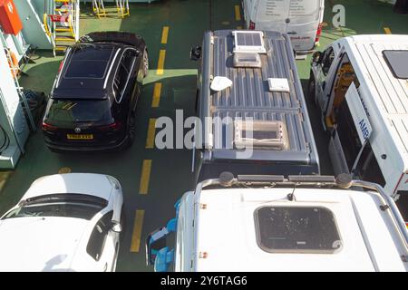 Rothesay, Argyll & Bute, Écosse, septembre 2024, une vue d'en haut des véhicules sur le roll on roll off ferry de Wemyss Bay à l'île de Bute Banque D'Images