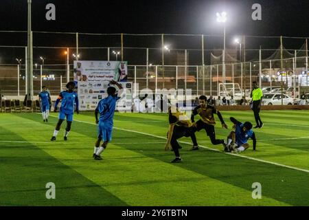 NAJRAN, ARABIE SAOUDITE - 26 NOVEMBRE 2021 : joueurs de football lors d'un match à Najran, Arabie Saoudite Banque D'Images