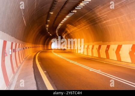 Tunnel à King Fahd Road dans les montagnes de Sarawat près d'Al Baha, Arabie Saoudite Banque D'Images