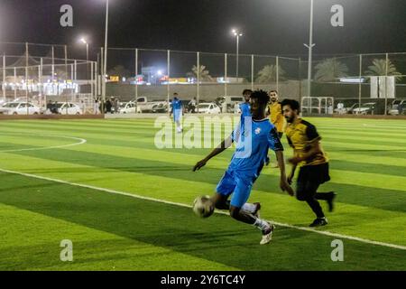 NAJRAN, ARABIE SAOUDITE - 26 NOVEMBRE 2021 : joueurs de football lors d'un match à Najran, Arabie Saoudite Banque D'Images