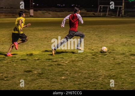 NAJRAN, ARABIE SAOUDITE - 27 NOVEMBRE 2021 : joueurs de football lors d'un match à Najran, Arabie Saoudite Banque D'Images