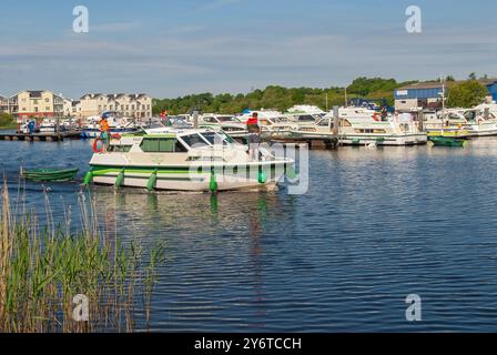 Irlande, comté de Leitrim, Carrick-on-Shannon, port de plaisance, location de bateau de croisière fluviale Banque D'Images