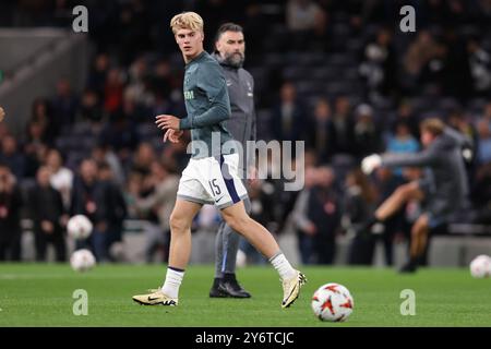 Londres, Royaume-Uni. 26 septembre 2024. Lucas Bergvall de Tottenham se réchauffe avant le match de l'UEFA Europa League au Tottenham Hotspur Stadium, à Londres. Le crédit photo devrait se lire : Paul Terry/Sportimage crédit : Sportimage Ltd/Alamy Live News Banque D'Images