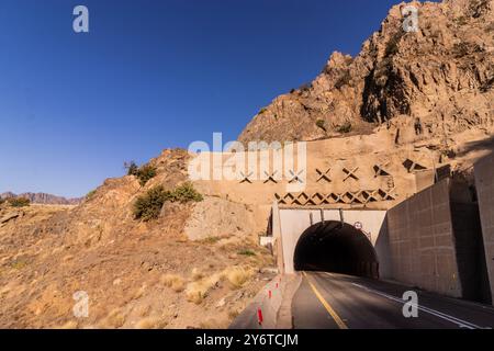 Tunnel à King Fahd Road dans les montagnes de Sarawat près d'Al Baha, Arabie Saoudite Banque D'Images