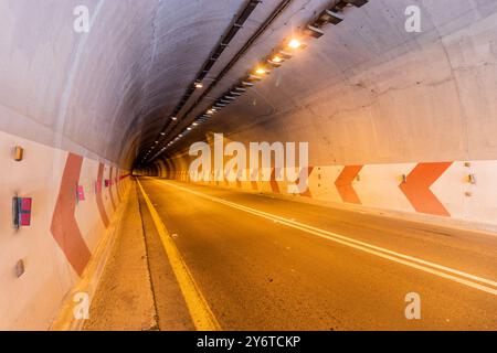 Tunnel à King Fahd Road dans les montagnes de Sarawat près d'Al Baha, Arabie Saoudite Banque D'Images