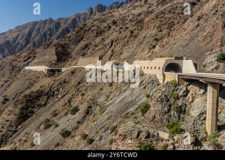 Tunnels et galeries à King Fahd Road dans les montagnes de Sarawat près d'Al Baha, Arabie Saoudite Banque D'Images