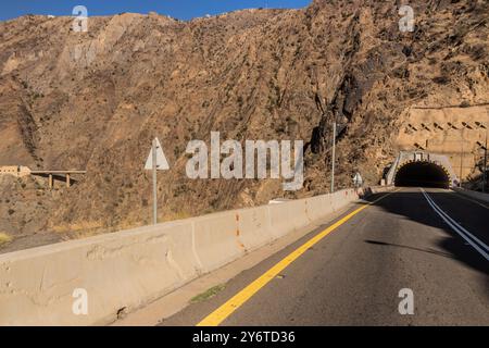 Tunnel à King Fahd Road dans les montagnes de Sarawat près d'Al Baha, Arabie Saoudite Banque D'Images