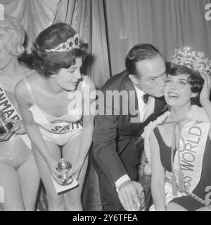 MISS BRETAGNE ROSEMARIE FRANKLAND EST LA MISS WORLKD AVEC BOB HOPE MISS MONDE / CONCOURS DE BEAUTÉ MISS MONDE À LONDRES LE 9 NOVEMBRE 1961 Banque D'Images