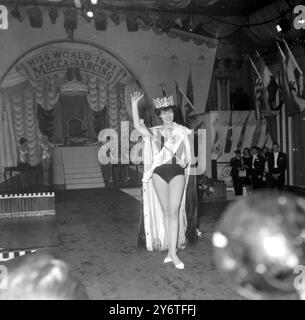 MISS BRETAGNE EST LA MISS MONDE ROSEMARIE FRANKLAND DANS LES ROBES DE COURONNE - CONCOURS DE BEAUTÉ - MISS MONDE CONCURRENTS À LONDRES / 9 NOVEMBRE 1961 Banque D'Images