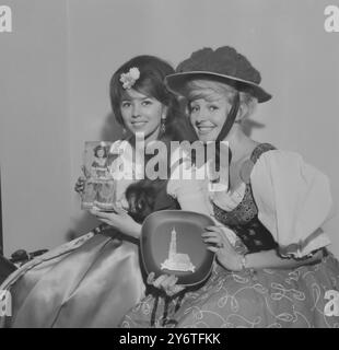 MISS ALLEMAGNE ROMY MARZ ET MISS LUXEMBOURG VICKY SCHOOS - MISS PARTICIPANTS MONDIAUX À LONDRES LE 7 NOVEMBRE 1961 Banque D'Images