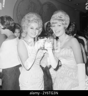 BEAUTY MISS WORLD RECEPTION - MISS ITALIE FRANCA CATTANEO ET MISS ROMY MARZ À LONDRES LE 3 NOVEMBRE 1961 Banque D'Images