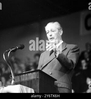 LE PREMIER MINISTRE BRITANNIQUE HAROLD MACMILLAN À LA CONFÉRENCE DU PARTI CONSERVATEUR CONSERVATEUR À BRIGHTON - SPEAKS LÈVE MAIN / 14 OCTOBRE 1961 Banque D'Images