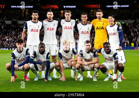 (De l'avant, de gauche à droite) Dominic Solanke de Tottenham Hotspur, Radu Dragusin, Micky van de Van, Brennan Johnson, gardien de but Guglielmo Vicario, son Heung-min, Archie Gray, Pape Matar Sarr, Lucas Bergvall, Ben Davies et Yves Bissouma avant le match de l'UEFA Europa League au Tottenham Hotspur Stadium, Londres. Date de la photo : jeudi 26 septembre 2024. Banque D'Images