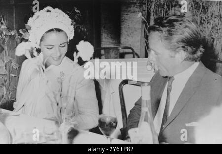 L'ACTRICE ELIZABETH TAYLOR AVEC RICHARD BURTON DÎNANT À ROME LE 28 SEPTEMBRE 1961 Banque D'Images