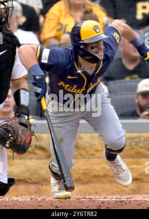 Pittsburgh, États-Unis. 26 septembre 2024. Sal Frelick (10 ans), outfielder des Brewers de Milwaukee, double en cinquième manche de la victoire des Brewers 5-2 contre les Pirates de Pittsburgh au PNC Park le jeudi 26 septembre 2024 à Pittsburgh. Photo par Archie Carpenter/UPI crédit : UPI/Alamy Live News Banque D'Images