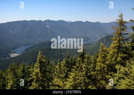 Une vue du lac et barrage Coquitlam, un réservoir d'eau douce situé dans les montagnes côtières à la limite de Vancouver, Colombie-Britannique, Canada. Banque D'Images