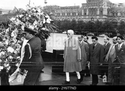 LE PRÉSIDENT SOVIÉTIQUE LEONID BREJNEV AVEC LE PREMIER MINISTRE INDIEN JAWAHARLAL NEHRU À MOSCOU - DÉPÔT D'UNE COURONNE LE 7 SEPTEMBRE 1961 Banque D'Images