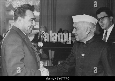 LE PRÉSIDENT SOVIÉTIQUE LEONID BREJNEV AVEC LE PREMIER MINISTRE INDIEN JAWAHARLAL NEHRU À MOSCOU / 7 SEPTEMBRE 1961 Banque D'Images