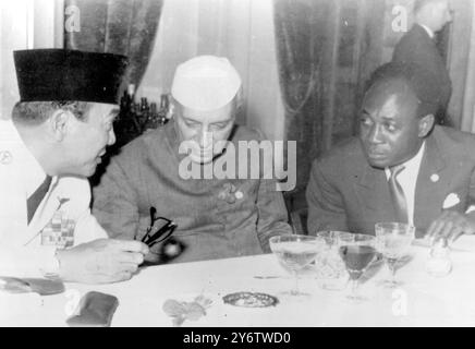 LE PRÉSIDENT SUKARNO AVEC LE PREMIER MINISTRE INDIEN SHRI JAWAHARLAL PANDIT NEHRU ET LE PRÉSIDENT GHANÉEN KWAME NKRUMAH DÉJEUNANT À BELGRADE / 1ER SEPTEMBRE 1961 Banque D'Images