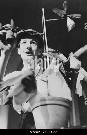 LATE NIGHT FINAL ; Jonathan Cecil ; The Oxford Theatre Group revue ; The Edinburgh Festival ; at Cranston Street Hall, Scotland, UK ; 25 août 1961 ; Credit : Topfoto Banque D'Images