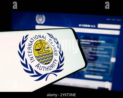 Allemagne. 21 août 2024. Dans cette illustration photo, un smartphone avec le logo de l'organisation Autorité internationale des fonds marins (ISA) est vu devant le site Web de l'entreprise. (Crédit image : © timon Schneider/SOPA images via ZUMA Press Wire) USAGE ÉDITORIAL SEULEMENT ! Non destiné à UN USAGE commercial ! Banque D'Images