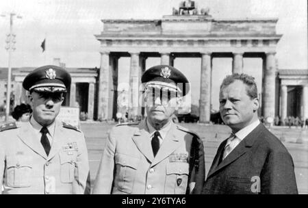 Berlin : de gauche à droite : les États-Unis le commandant de brigade Martel de Berlin ; le commandant de l'armée américaine en Europe le général B Clarke , et le maire de Berlin-Ouest Willy Brandt , vus alors qu'ils faisaient une visite de la porte de Brandebourg (en arrière-plan) , l'une des frontières est-Ouest scellées dans la ville en crise aujourd'hui. Le général Clarke est arrivé à Berlin aujourd'hui pour discuter avec les commandants locaux et inspecter la garnison américaine de 5 000 hommes. Il doit retourner à son quartier général à Heidelberg, Allemagne de l'Ouest, le 16 août 1961 Banque D'Images