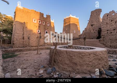 Vieux puits et maisons en briques de boue à Dhahran al Janub, Arabie Saoudite Banque D'Images