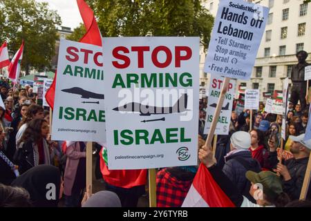 Londres, Royaume-Uni. 26 septembre 2024. Les manifestants se rassemblent devant Downing Street avec des pancartes appelant le gouvernement britannique à cesser d'armer Israël, alors qu'Israël attaque le Liban et poursuit sa guerre en Palestine. Crédit : SOPA images Limited/Alamy Live News Banque D'Images