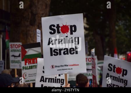 Londres, Royaume-Uni. 26 septembre 2024. Les manifestants se rassemblent devant Downing Street avec des pancartes appelant le gouvernement britannique à cesser d'armer Israël, alors qu'Israël attaque le Liban et poursuit sa guerre en Palestine. Crédit : SOPA images Limited/Alamy Live News Banque D'Images