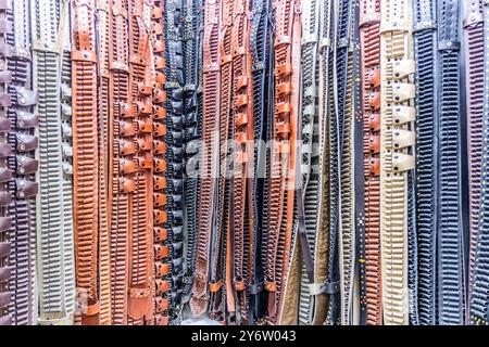 Ceintures de cartouches en cuir à vendre sur un marché à Najran, Arabie Saoudite Banque D'Images