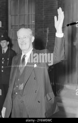 LE PREMIER MINISTRE BRITANNIQUE HAROLD MACMILLAN QUITTE LA MAISON DE L'AMIRAUTÉ / 2 AOÛT 1961 Banque D'Images