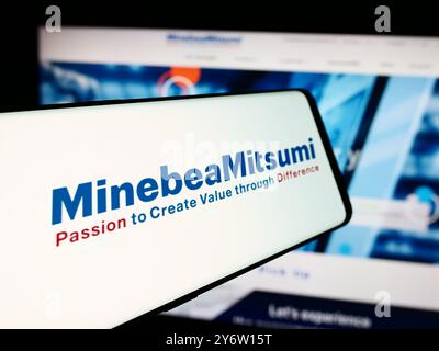 Allemagne. 21 août 2024. Dans cette illustration photo, un téléphone portable avec le logo de la société d'électronique japonaise MinebeaMitsumi Inc est vu devant le site Web de l'entreprise. (Photo timon Schneider/SOPA images/SIPA USA) *** strictement à des fins éditoriales *** crédit : SIPA USA/Alamy Live News Banque D'Images