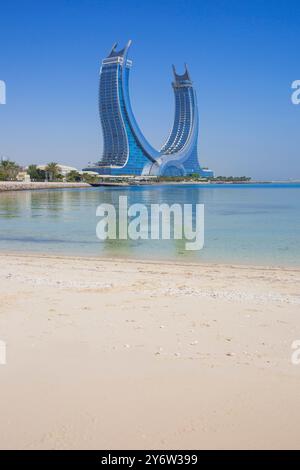 Les tours Katara (2022) avec une tour contenant l'hôtel 5 étoiles Raffles Doha et l'autre l'hôtel 6 étoiles Fairmont Doha à Lusail, Qatar Banque D'Images