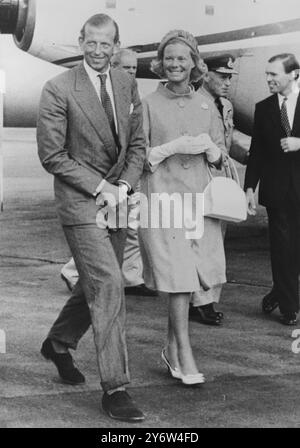 ÉDOUARD LE DUC ET LA HOLLANDE DE KENT À L'AÉROPORT DE LONDRES DE LEUR LUNE DE MIEL LE 7 JUILLET 1961 Banque D'Images