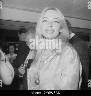 L'ACTRICE LESLIE CARON À L'AÉROPORT DE LONDRES / 30 JUIN 1961 Banque D'Images