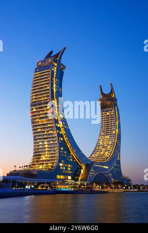 Les tours Katara (2022) avec une tour contenant l'hôtel 5 étoiles Raffles Doha et l'autre l'hôtel 6 étoiles Fairmont Doha à Lusail, Qatar Banque D'Images