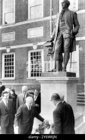 LE PREMIER MINISTRE ITALIEN AMINTORE FANFANI À WASHINGTON STATUE COURONNE / 15 JUIN 1961 Banque D'Images