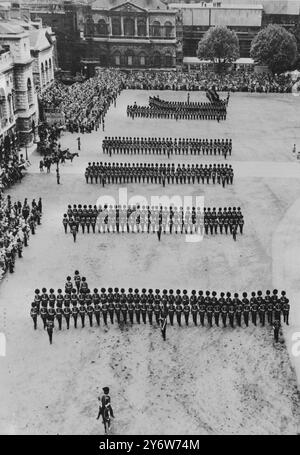 TROOPING LA REINE ELIZABETH II PREND LE SALUT À LONDRES LE 10 JUIN 1961 Banque D'Images