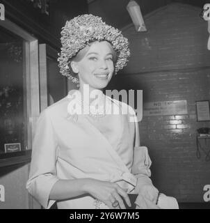 L'ACTRICE LESLIE CARON À L'AÉROPORT DE LONDRES LE 5 JUIN 1961 Banque D'Images