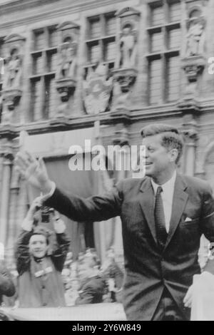 LE PRÉSIDENT AMÉRICAIN JOHN F. KENNEDY FAIT LA VAGUE À LA FOULE À PARIS / 1ER JUIN 1961 Banque D'Images